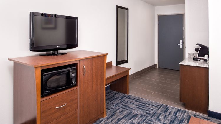 Holiday Inn Express Hotel & Suites Suite