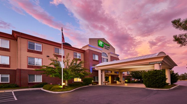Holiday Inn Express Hotel & Suites Exterior