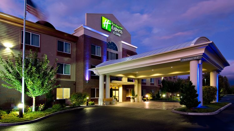 Holiday Inn Express Hotel & Suites Exterior