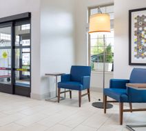 Holiday Inn Express & Suites Hood River Lobby