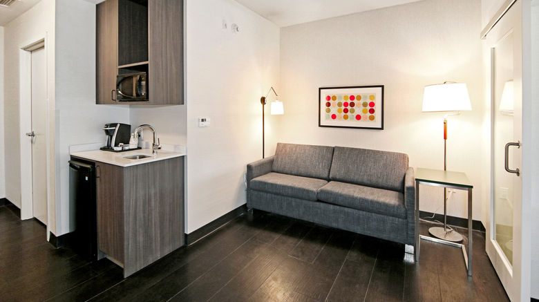 <b>Holiday Inn & Stes Calgary Airport North Room</b>. Images powered by <a href="https://www.leonardoworldwide.com/" title="Leonardo Worldwide" target="_blank">Leonardo</a>.