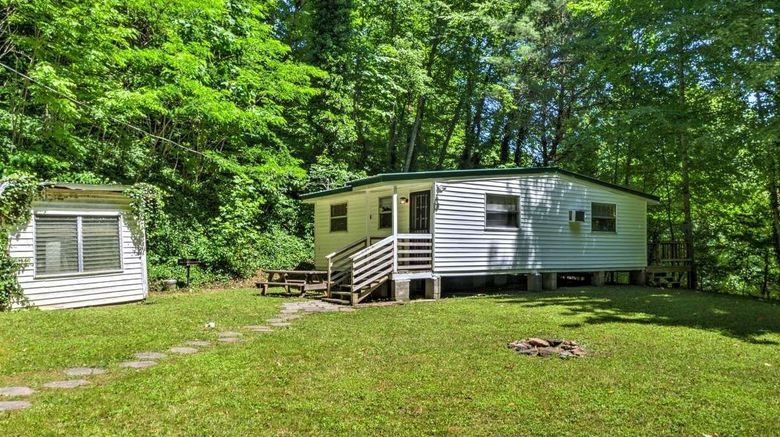 <b>Nantahala Cabins Room</b>. Images powered by <a href="https://www.leonardoworldwide.com/" title="Leonardo Worldwide" target="_blank">Leonardo</a>.
