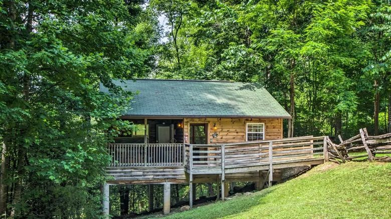 <b>Nantahala Cabins Room</b>. Images powered by <a href="https://www.leonardoworldwide.com/" title="Leonardo Worldwide" target="_blank">Leonardo</a>.