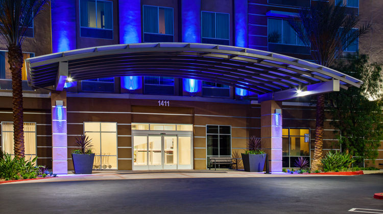 Holiday Inn Express & Suites, Anaheim Exterior