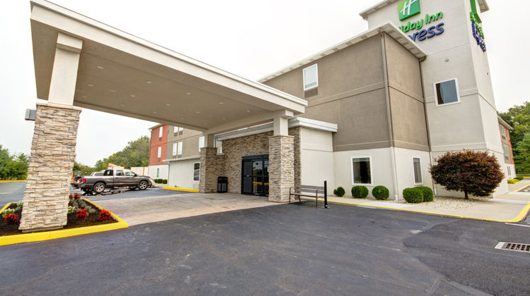 Holiday Inn Express Columbus South-Obetz Exterior