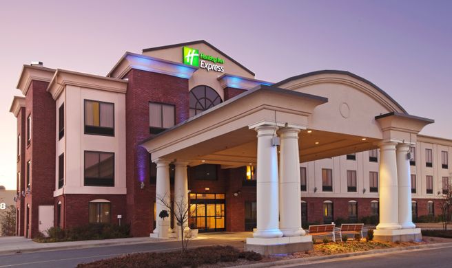 Holiday Inn Express & Suites Pine Bluff Exterior