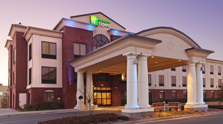 Holiday Inn Express & Suites Pine Bluff Exterior