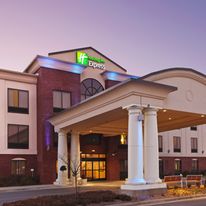 Holiday Inn Express & Suites Pine Bluff