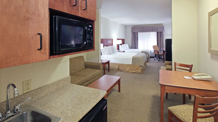 Holiday Inn Express & Suites Pine Bluff Suite