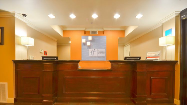 Holiday Inn Express & Suites Pine Bluff Lobby
