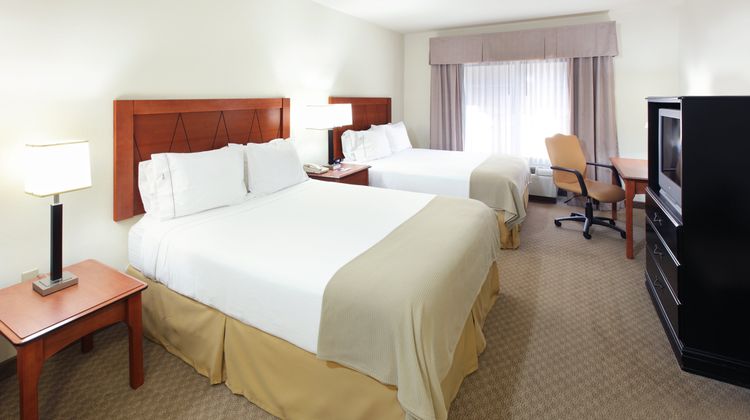 Holiday Inn Express & Suites Pine Bluff Suite