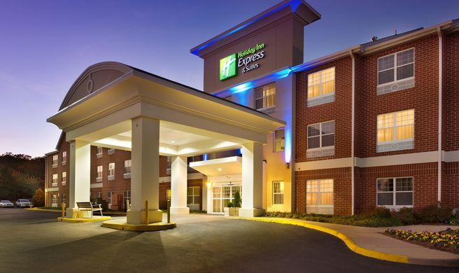Holiday Inn Express & Suites Exterior