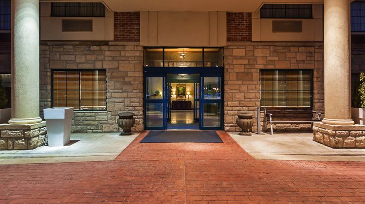 Holiday Inn Express Hotel & Suites Exterior