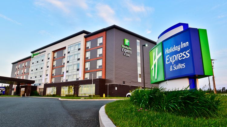 Holiday Inn Express/Suites St Johns Arpt Exterior