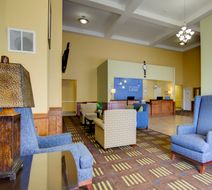 Holiday Inn Express & Suites Kansas City Lobby