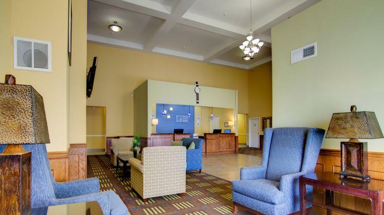 Holiday Inn Express & Suites Kansas City Lobby