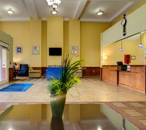 Holiday Inn Express & Suites Kansas City Lobby