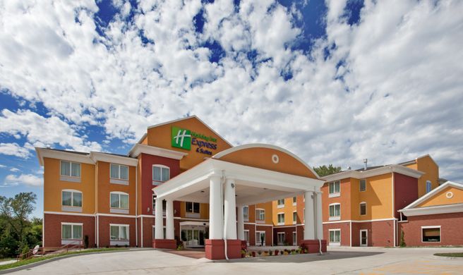 Holiday Inn Express & Suites Kansas City Exterior