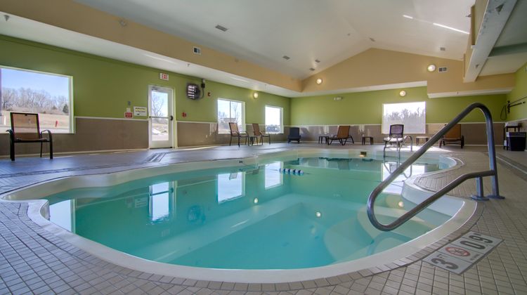 Holiday Inn Express & Suites Kansas City Pool