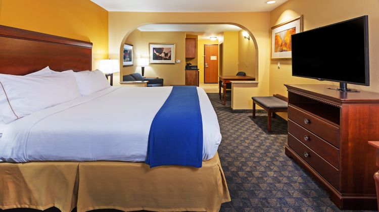 Holiday Inn Express Hotel and Suites Suite