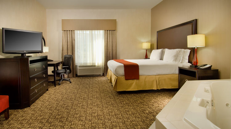 Holiday Inn Express Alexandria/FtBelvoir Suite