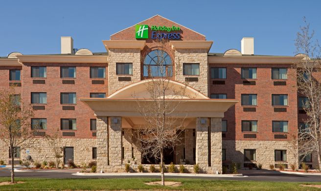 Holiday Inn Express Hotel & Suites Exterior