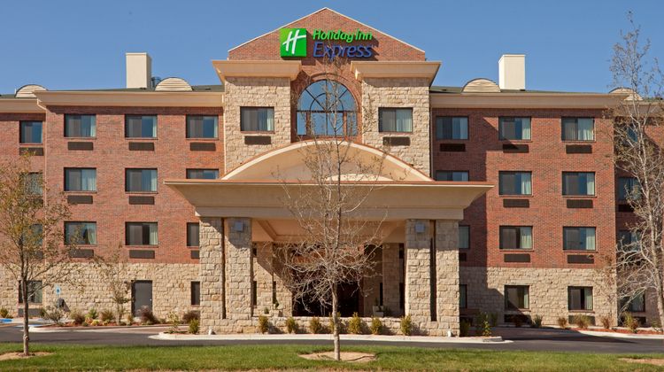 Holiday Inn Express Hotel & Suites Exterior