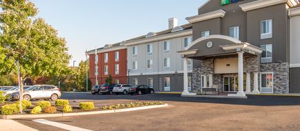 Holiday Inn Express & Suites Mt Laurel Exterior