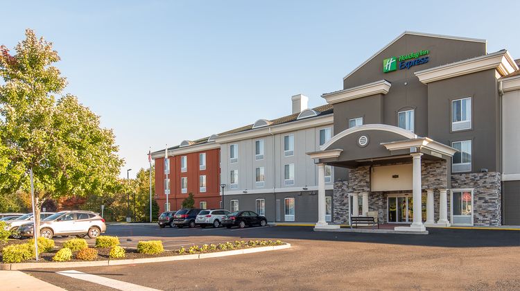 Holiday Inn Express & Suites Mt Laurel Exterior