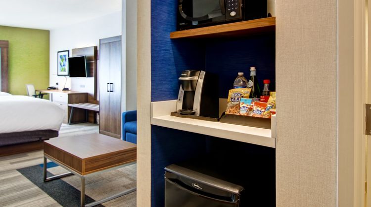 Holiday Inn Express & Suites Markham Suite