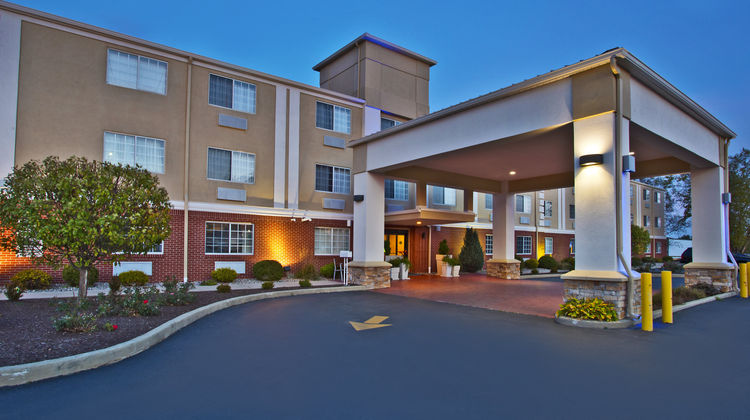 Holiday Inn Express Wabash Exterior