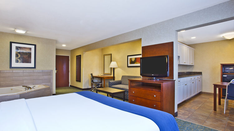 Holiday Inn Express Wabash Suite