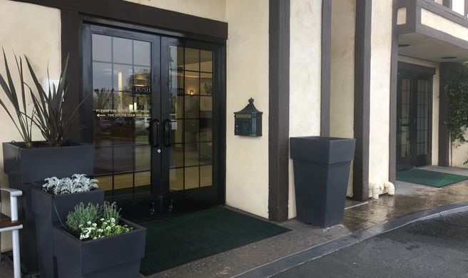 Holiday Inn Swan Court Exterior