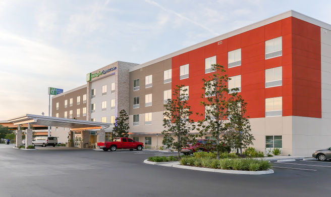 Holiday Inn Express & Suites Tampa Exterior