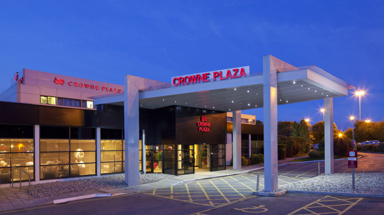 Crowne Plaza Manchester Airport Exterior