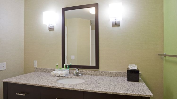 Holiday Inn Express & Suites Rogers Room