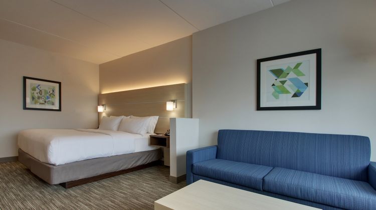 Holiday Inn Express/Suites Elizabethtown Suite