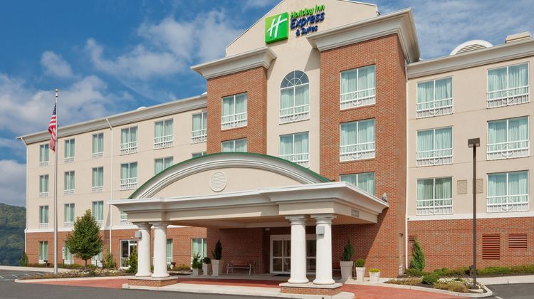 Holiday Inn Express Hotel & Suites Exterior