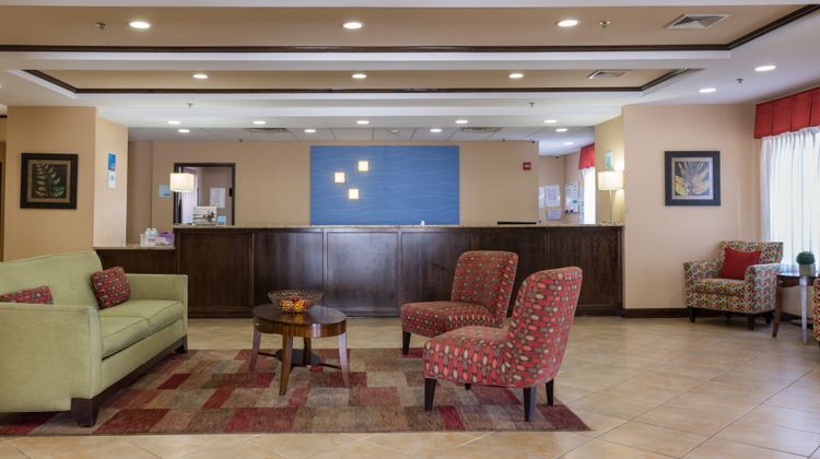 Holiday Inn Express Newington Lobby