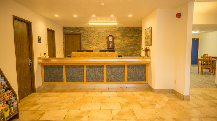 Sunnyside Inn & Suites Lobby