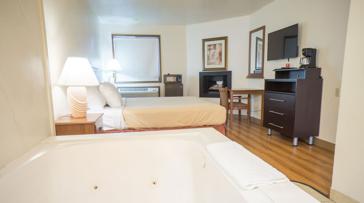 Sunnyside Inn & Suites Room