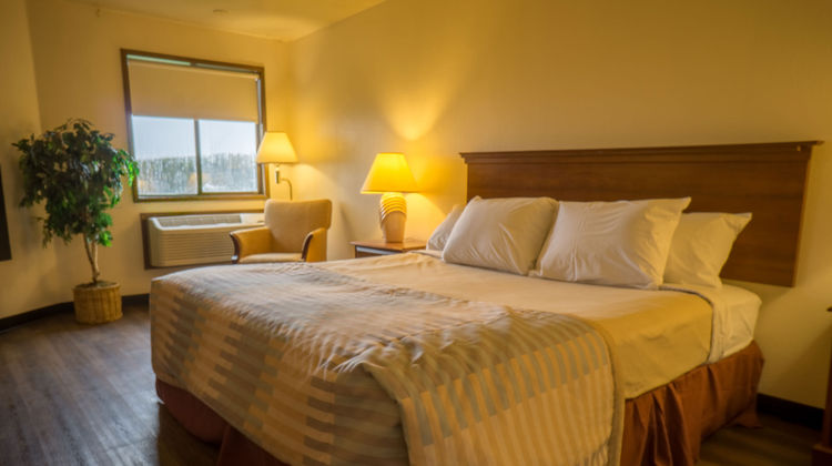 Sunnyside Inn & Suites Room
