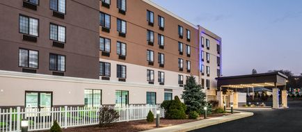 Holiday Inn Express Hotel & Suites Exterior
