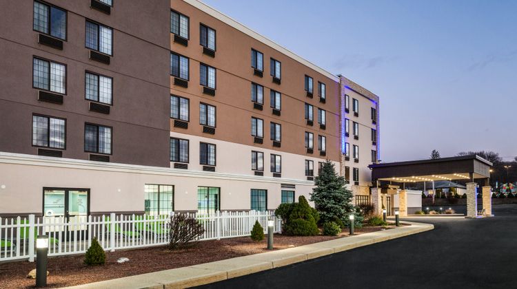 Holiday Inn Express Hotel & Suites Exterior