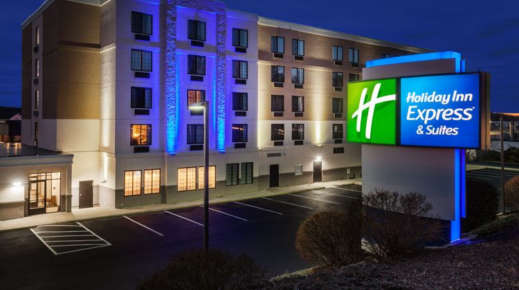 Holiday Inn Express Hotel & Suites Exterior