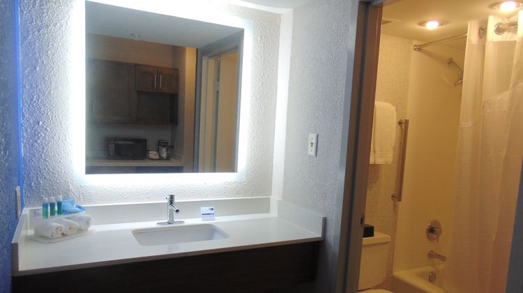 Holiday Inn Express & Suites Wapakoneta Room