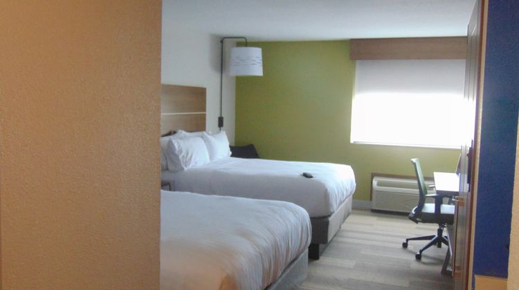 Holiday Inn Express & Suites Wapakoneta Room