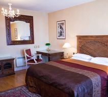 The Peacock Townhouse Hotel Room