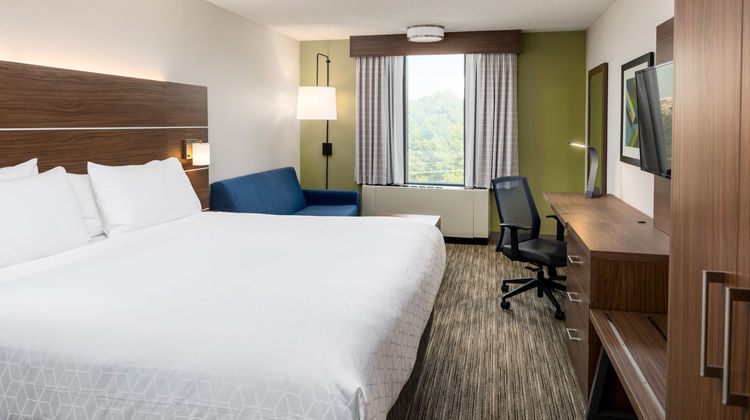 Holiday Inn Express Atlanta Airport Room