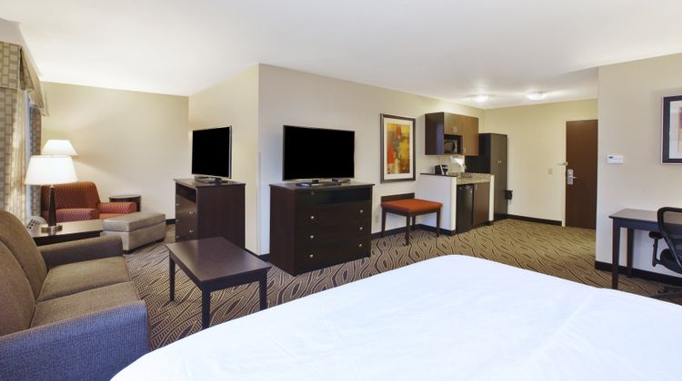 Holiday Inn Express Hotel & Suites Suite